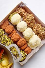 Des Truffes Delicieuses Pour Votre Dessert De Noel Un Pur Delice Chocolat Noir Chocolat Au Lait Ou Chocolat Blanc In 2020 Melkchocolade Kerstdesserts Truffels