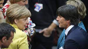 Aber auch hummels sehr gute chancen hat. Joachim Low Tauschte Sich Mit Angela Merkel Uber Abschied Aus Beide Rechnen Mit Gewisser Leere Eurosport