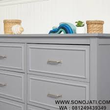 Namun, anda perlu mengetahui dulu tipe dan ketersediaan ruang penyimpanan pada produk yang akan dibeli. Lemari Baju Baby Abu Abu Charlie 6 Drawer Double Dresser Adalah Aksen Yang Sempurna Untuk Kamar Anak Anak Anda Atau Di Rumah An Laci Kamar Anak Anak Kamar Anak