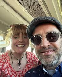 A good laugh recharges your batteries.😍