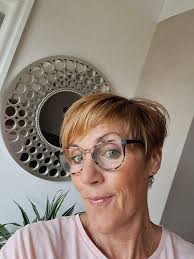 Hi all! I just wanted to introduce myself and share a photo. My name is  Rachel and I'm an aspiring manager with Temple Spa skincare and wellness. I  have been a teacher