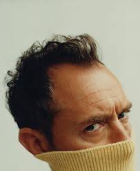 I think chartreuse is a really hard colour to pull off—it's both warm AND  cool, but Kerry Washington looks incredible in this Emilia Wickstead dress  and coat pairing, and the oxblood bag.