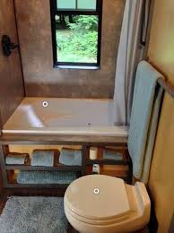 Kleines Haus Mit Viel Platz 26 Quadratmeter Gluck Kleines Haus Badezimmer Kleine Badewanne Kleine Hauspflanzen
