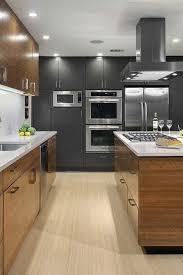 Seçeceğiniz ahşap rengi ile beyaz dolap kapaklarını çok uyumlu bir şekilde 12.beyaz ve kahverengi mutfak dolapları. Mutfak Dolaplari Modelleri Https Www Fezamutfak Com Adali Ankastre Mutfak Modelleri Facebook