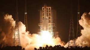 Eine rakete (italienisch rocchetta ‚spindel', woraus durch conrad haas der begriff rackette entstand) ist ein flugkörper mit rückstoßantrieb (raketenantrieb). Langer Marsch 5 Wie Chinas Neue Rakete Besser Als Die Ariane 5 Wurde Golem De