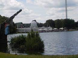 Warme und harmonische farben, naturholz und viel licht ergeben ein ambiente voller. Weisses Haus Bild Von Heide Park Soltau Tripadvisor