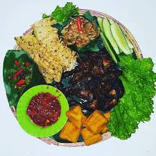 Bentuk bangunannya seperti sebuah phinisi, kapal kayu besar yang menghadap langsung ke danau. Inilah 11 Tempat Buka Puasa Murah Lezat Di Ciwidey 2019