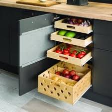 Des Tiroirs En Bois Dans La Cuisine Accueillant Des Fruits Et Legumes Et Servant Ainsi De Garde Mange Meuble Cuisine Rangement Cuisine Astuce Rangement Cuisine