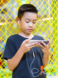 Bahaya penggunaan gadget pada anak sebaiknya dihindari, dengan cara tidak membiarkan mereka terpapar teknologi tersebut secara berlebihan. 7 Dampak Buruk Kecanduan Gadget Pada Tumbuh Kembang Anak Kumparan Com