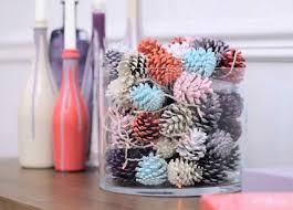 Associées à l'automne et à l'hiver, les pommes de pin décorent votre. Pommes De Pin 55 Idees De Bricolage Et Deco Pomme De Pin Noel Fabriquer Deco De Noel Deco Noel Deco Pomme De Pin