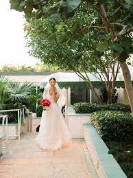 We Met At Acme Podcast Host Lindsey Metselaar S Chic Palm Beach Wedding In 2022 Bride Palm Beach Wedding Wedding Dresses