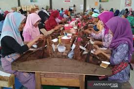 The population of the town at the 2010 census was 233,951. 17 Buruh Pabrik Sol Sepatu Di Kudus Kena Phk Antara Jateng