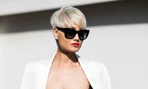 Au niveau des boucles, pas besoin de relever vos cheveux, vous pouvez même les laisser tomber coupe cheveux courts homme : 1001 Exemples Parfaits De La Coupe Courte Effilee A Ne Pas Manquer