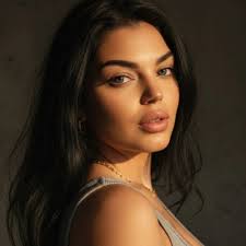 Hello everyone, I have a quick question that's a bit off-topic. Can anyone  recommend a well-known, experienced dietitian? I'm looking for someone who  is not a recent graduate. The reason isn't for