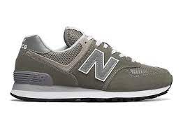 Avec des lignes épurées, des couleurs classiques et des empeignes en daim et en maille durables, cette chaussure intemporelle fait une déclaration élégante et quotidienne qui reste fidèle à son héritage des années 80. 574 Core New Balance