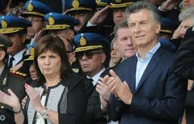 El fiscal en lo penal económico claudio navas rial imputó al expresidente mauricio macri, a la exministra de seguridad patricia bullrich y al exministro de defensa oscar aguad en la causa que investiga el envío de material represivo a bolivia en noviembre de 2019, cuando se desarrollaba el golpe de estado contra el gobierno de evo morales. Intentan Generarle Miedo Patricia Bullrich Cruzo A Sabina Frederic Por La Seguridad De Mauricio Macri El Civico