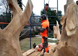 Réalisations et sculptures variées sur bois selon mon temps libre et mes envies du moment. Dans Le Jardin De Stephen Et Tabitha King Un Artiste Transforme Un Arbre A Abattre En Sculpture Avec Une Tronconneuse Stephen King France