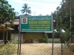 Setengah busana atasnya masih rapi tapi seluruh rok dan celananya sudah terbuka. Sekolah Pondok Di Kedah Perokok W