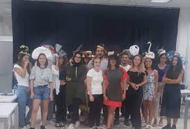 Abü i̇ç mimarlık ve çevre tasarımı programı ile uluslararası düzeyde çağdaş bilgi ve becerilere sahip, yaratıcı, çok yönlü, toplumsal ve çevresel değerlere duyarlı, nitelikli tasarımcılar yetiştirmek amaçlanmaktadır. Ic Mimarlik Ve Cevre Tasarimi Bolumu Ogrencilerinin Sapka Tasarimi Antalya Bilim Universitesi