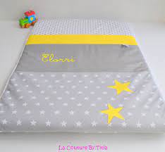 couverture bebe personnalisable gris et etoiles jaune avec prenom couverture bebe couverture jaune