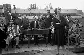 Cea mai bună muzică românească. Maria Tanase Singing For Romanian Soldiers On Eastern Front 1942 1080x707 Historyporn