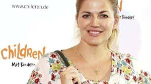 Schauspielerin Nina Bott beim Stillen aus Café geworfen