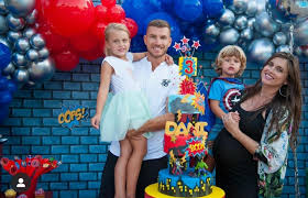 Bosna hersek milli takiminin 17 mart 1986 dogumlu forveti kendisi su anda teplice de forma giyiyor 192 boyunda turk kluplerinin transfer etmesi gereken bir isim 4 sene icinde guzel bir klupte gorecegiz gibi kendisini. Amra I Edin Dzeko Dobili Trece Dijete Rodila Se Djevojcica Dalia Ekskluziva Ba