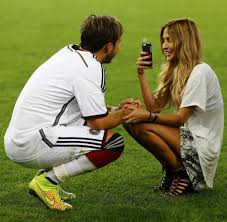 Mit seiner ehefrau marrion guerreiro, mit seinem sohn sacha und seiner tochter ana. Ann Kathrin Brommel Jetzt Will Gotzes Freundin Ihren Volltreffer Landen Welt
