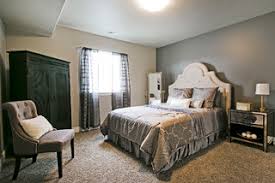 I letti delle camere da letto matrimoniali, oltre ad essere comodi e dotati di reti a doghe con materassi ortopedici o in lattice, sono provvisti di contenitore sottostante per cuscini e coperte. Camera Da Letto American Style Design Foto E Idee Per Arredare Maggio 2021 Houzz It