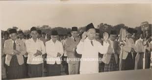 Presiden melakukan pidato dan bendera merah putih pun dikibarkan. Sejarah Hari Ini 17 Juli 1950 Berlebaran Bareng Sukarno Hatta Di Lapangan Banteng