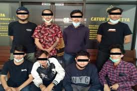 Kata kata buat teman yang sok jagoan. Sok Jagoan 8 Pemuda Pengeroyok 4 Remaja Di Sleman Dijebloskan Ke Tahanan