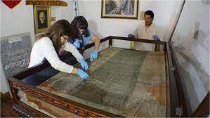 Por primera vez se determinó un tipo de tela para una bandera nacional, a la vez que se modificaban aspectos reglamentarios en cuanto a los colores y la forma de la enseña patria. Historia De La Primera Bandera Argentina Ministerio De Cultura