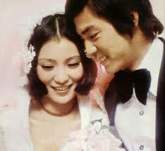 Mar 11, 2021 · 74歲金馬影帝狄龍（本名：譚富榮）與女星陶敏明結婚46年，育有一兒譚俊彥，狄龍當年以《英雄本色》在金馬獎封帝，譚俊彥之後繼承他衣缽出道. Ti Lung ç‹„é¾ ãŠã—ã‚ƒã‚Œã¾ã¨ã‚ã®äººæ°—ã‚¢ã‚¤ãƒ‡ã‚¢ Pinterest 1love