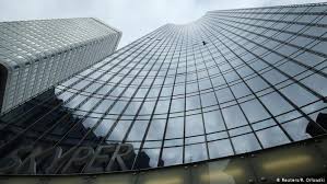 Als begründung gab er an, damit auf den klimawandel aufmerksam machen zu wollen. French Spider Man Climbs Frankfurt Skyscraper News Dw 28 09 2019