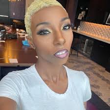 The Revolution Makeup x Bratz collection is making its way to Ulta Beauty  stores in the U.S. stores with gorgeous displays! Pictures courtesy of  @themisfittoycollector