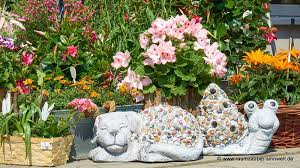 Dekofiguren Hund Und Schnecke Stones Von Formano Garten Dekofiguren Pflanzgefasse Steinfiguren Wetterfest F Wilde Tiere Gefahrliche Tiere Gartendekoration