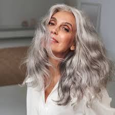 Invece di correggere il tuo colore naturale o tinto, gli hairstylist lo correggono in modo che sia più simile alla tonalità di grigio che cresce. I Migliori Prodotti Per Chi Abbraccia La Chioma Silver Vanity Fair Italia