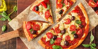 Pizza é uma preparação culinária que consiste em um disco de massa fermentada de farinha de trigo, coberto com molho de tomate e os ingredientes variados que normalmente incluem algum tipo de. Dia Da Pizza Descubra A Origem Desse Delicioso Prato Blog Do Meu Bistro Organize Um Evento Em Casa