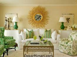 Örneğin burada siyah, parlak turuncu ve açık mavi renk ile güzel bir uyum yakalamış. Yesil Krem Salon Dekorasyonu Yesil Koltuklu Salon Dekorasyonu Yesil Ile Uyumlu Renkler Ev Dekorasyonu Sari Ye Gold Living Room Living Room Green Green Rooms