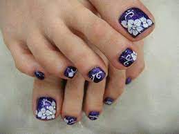 Pintar una base en turquesa ,y con un pinta bolitas o con la cabezita de un alfiler hacer los lunares en diferentes colores como el amarillo y blanco,haciendo el diseño en todo el lateral de la uña.para terminar poner una capa de barniz transparente. Pintados De Unas Pies Disenos Hermosos