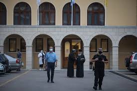Σύμφωνα με πληροφορίες πίσω από την επίθεση κρύβεται ένας κληρικός η υπόθεση του οποίου δικαζόταν σήμερα στο συνοδικό δικαστήριο. X Kh3jgtwyilum