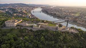 Citadella and liberty statue on gellert hill in budapest on a windy day at the end of the year.submit your drone videos or find drone missions in your area. Ujabb Lepes A Citadella Felujitasa Fele Megvan Kik Nyertek A Projektet Portfolio Hu