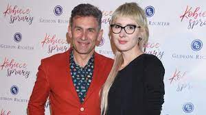 His mother barbara plays the cello and both his brothers antoni and andrzej are musicians. Robert Korzeniowski Pokazal Corke Andzelike