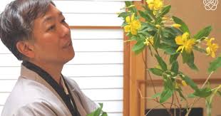 500円で買ったスーパーのお花、プロが生けると……「生け方でこんなに変わるとは」 驚きの仕上がりに「さすがプロ」（1/3）