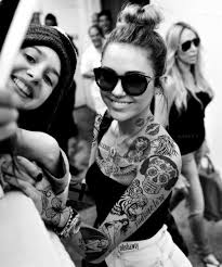 Le gros avantage de cet accessoire. Tatouage Femme Manchette Du Cou Bras Et Main Tattoos De Tete De Mort Pin Up Lion Bisou Tatouage Femme