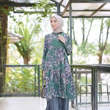 Ukuran pun tidak harus lebar, cukup dengan bentuk canting beraneka ragam, dari yan berujun satu hingga beberapa ujung. Hijabers Cek 17 Padu Padan Tunik Yang Bisa Ditiru Untuk Gaya Keseharian Bukareview