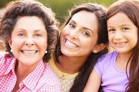 Abuela Con La Nieta Y La Madre En Parque Foto de archivo - Imagen de viejo, treinta: 54994898