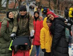 Liza hanim wiki, facebook, instagram, and socials. Macam Kembar Sama Je Muka Kak Liza Dengan Anak Netizen Berita Kopak Cc