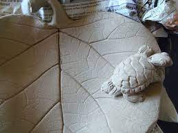 Que faire d'une tortue de floride trouvée ? Modelage Avec Tutoriel D Une Petite Tortue De Floride Sur Une Feuille De Catalpa Tortue Tortue De Floride Ceramique