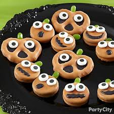 Pumpkin Funny Face Cookies And Pretzels How To Party City Halloween Cakes Halloween Sweets Halloween Treats
